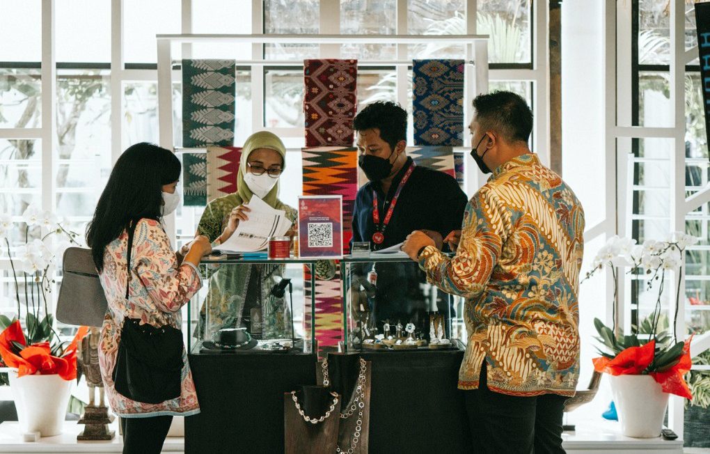 LPEI Kenalkan Produk Mitra Binaan Di Pameran Road To G20 Bali