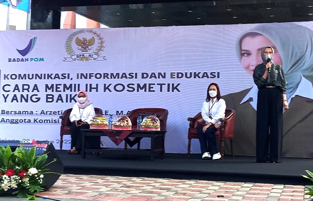 Arzeti Bilbina : Pahami dan Perhatikan Cara Memilih Kosmetik Yang Baik Tidak Merusak Kulit