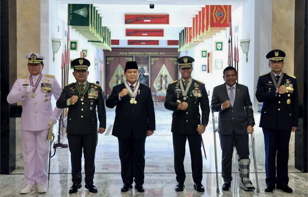 Panglima TNI Sematkan Bintang Kehormatan Kepada Menhan RI Prabowo Subianto