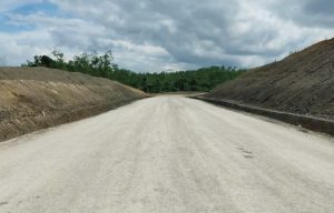 Sinmeta-, Pembangunan di bidang konektivitas, salah satunya yaitu dengan pelaksanaan pembangunan Jalan Lingkar Sepaku yang merupakan jalan nasional yang menjadi akses utama menuju IKN Nusantara, terus dilanjutkan Kementerian Pekerjaan Umum dan Perumahan Rakyat (PUPR) melalui Direktorat Jenderal Bina Marga.   Menteri Pekerjaan Umum dan Perumahan Rakyat (PUPR) Basuki Hadimuljono menuturkan pembangunan Ibu Kota Nusantara (IKN), Kalimantan Timur sudah memasuki fase land development atau pemetaan lahan.  “Setelah pemetaan lahan, pemerintah akan memulai pembangunan infrastruktur dasar seperti jalan tol dan jalan nasional yang menjadi akses utama ke IKN Nusantara”, kata Basuki Hadimuljono (24/8).  Pembangunan jalan lingkar Sepaku segmen 1 hingga segmen 3 hampir selesai dibangun dengan rata-rata progress fisik mencapai 77%. Alokasi APBN terbagi dalam tiga paket dengan total nilai Rp 103,772 miliar. Kepala Balai Besar Pelaksanaan Jalan Nasional (BBPJN) Kalimantan Timur Junaidi mengatakan bahwa panjang keseluruhan jalan yang dibiayai melalui APBN sekitar 2,91 kilometer.  “Pembangunan jalan lingkar Sepaku segmen 1 sepanjang 0,75 kilometer, lalu pembangunan jalan lingkar Sepaku segmen 2 sepanjang 1,04 kilometer, dan pembangunan jalan lingkar Sepaku segmen 3, panjangnya 1,12 kilometer”, jelas Junaidi.  Untuk pembangunan jalan lingkar Sepaku segmen 1 hingga 3 dilaksanakan melalui skema Multi Year Contract (MYC) lanjutan. Untuk pelaksanaan pekerjaan jalan Lingkar Sepaku segmen I oleh PT Prampus Inti Puspita dengan nilai kontrak kegiatannya senilai Rp 46,693 miliar.   Kemudian, pembangunan jalan lingkar Sepaku segmen 2, dikerjakan PT Duta Mega Perkasa senilai Rp 48,021 miliar. Selanjutnya, pembangunan jalan lingkar Sepaku segmen 3 dikerjakan PT Cipta Artha Borneo dengan anggaran sebesar Rp 44,8 miliar. Saat ini, kegiatan pembangunan jalan Lingkar Sepaku Segmen 4 sudah selesai tender sehingga dapat segera dilaksanakan.   “Tender proyek untuk pembangunan Jalan Lingkar Sepaku Segmen 4 telah dibuka dengan nilai pagu paket senilai Rp193,47 miliar, dan persiapan kontrak”, kata Junaidi.  Pembangunan IKN Nusantara akan dilaksanakan secara bertahap hingga tahun 2045 dengan mengusung konsep “Future Smart Forest City of Indonesia” sehingga tetap memperhatikan aspek lingkungan. Pada tahap awal di tahun 2022-2024, pembangunan yang akan menjadi prioritas Kementerian PUPR meliputi Kawasan Inti Pusat Pemerintahan (KIPP) seluas 6.671 hektar.  Infrastruktur prioritas yang akan dibangun oleh Kementerian PUPR antara lain Istana Kepresidenan, Masjid Negara, perkantoran Kementerian/Lembaga, penataan Kawasan Sumbu Kebangsaan dan Tripraja, hunian ASN, jalan akses dan jalan lingkungan tahap awal, serta infrastruktur dasar permukiman seperti penyediaan air baku melalui Bendungan Sepaku Semoi dan beberapa bendungan lainnya. (jnn/gharib; foto humaskemenpupr)