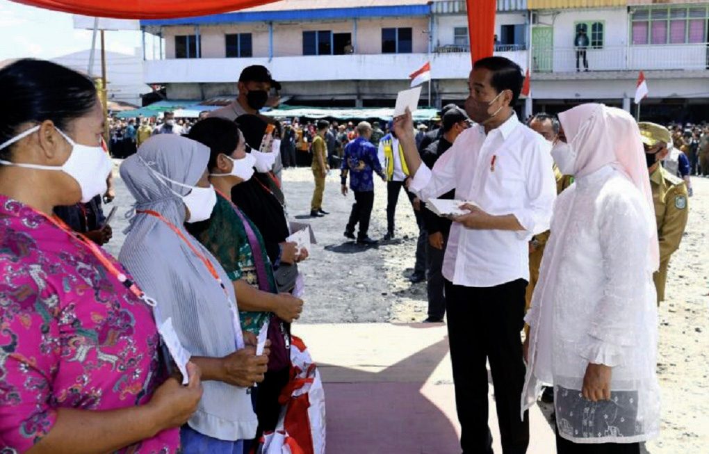 Presiden Menyerahkan BMK Dan BLT Minyak Goreng Peserta PKH Di Pasar Sungai Duri, Bengkayang, Kalbar