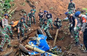 Aksi Cepat Tanggap Yonif Raider 300/Bjw Atasi Bencana Gempa Kabupaten Cianjur