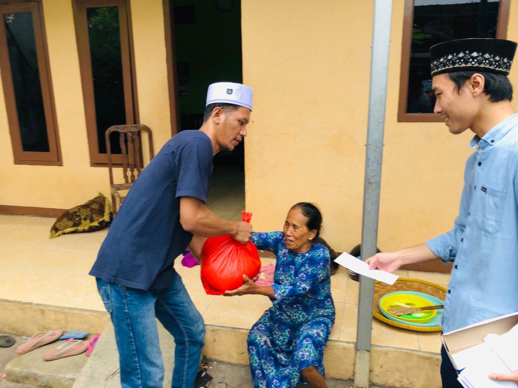 Panitia Masjid Mathla’ul Huda Bagikan Zakat untuk 80 Mustahiq