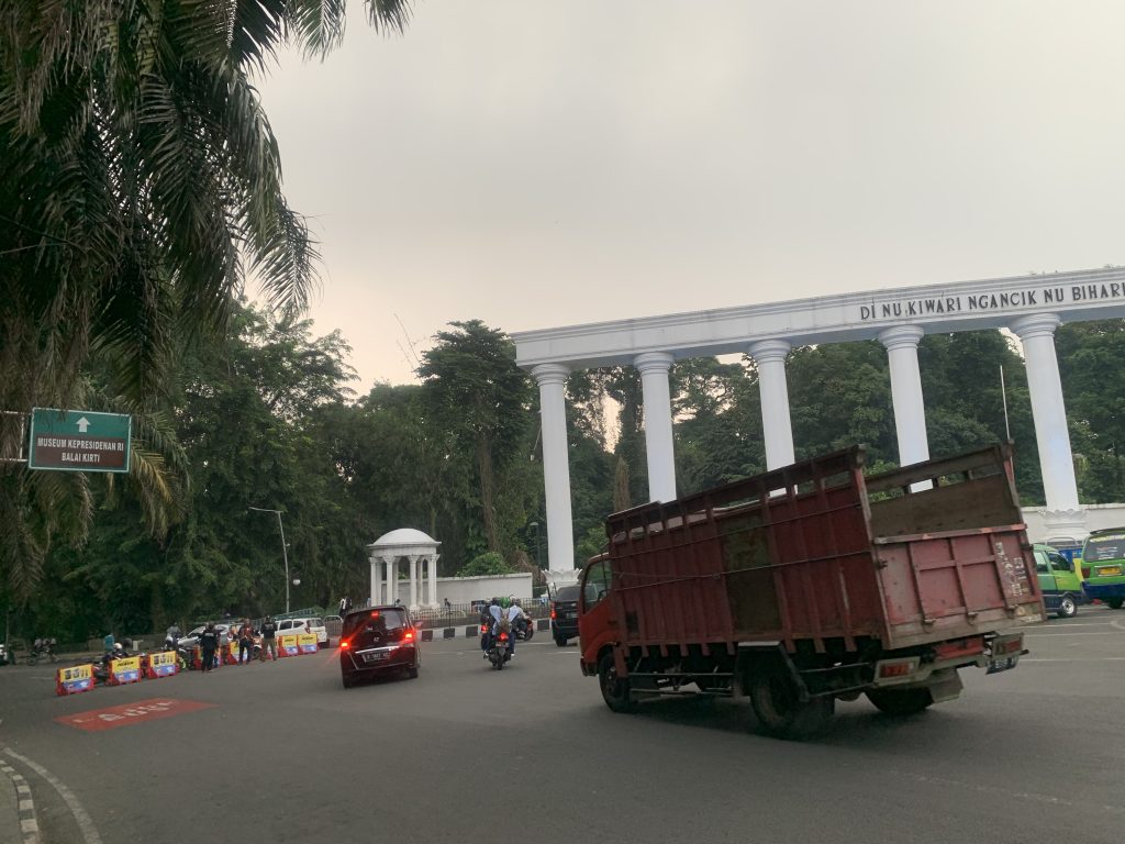 Sehari Pasca Penutupan Jembatan Otista, Lalu Lintas Masih Padat