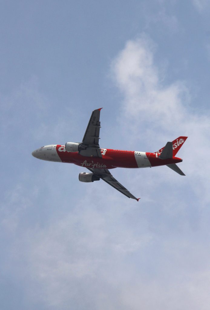 Ratusan Koper Penumpang Tertinggal, Air Asia Minta Maaf