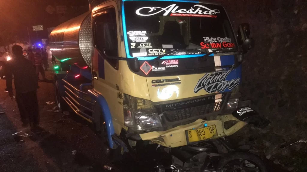 Rem Blong, Truk Seruduk Peserta Karnaval di Mojokerto