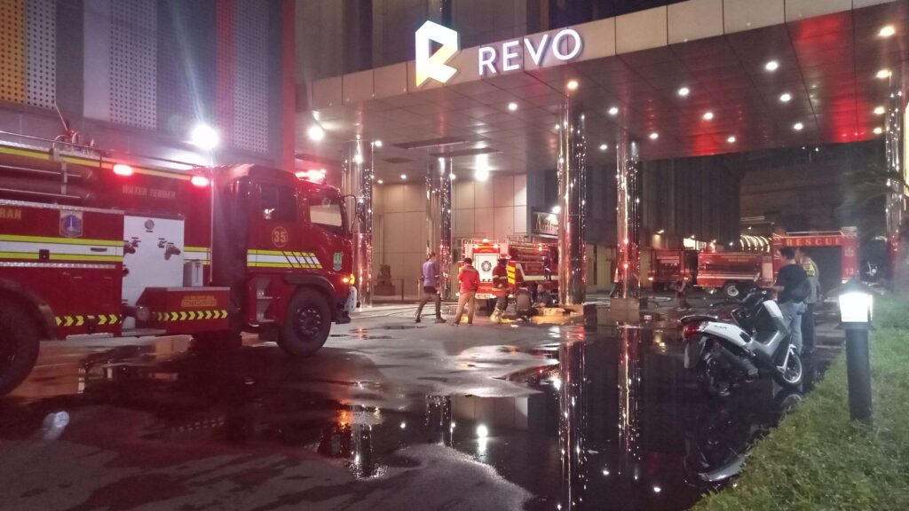 Kebakaran Revo Mall Bekasi, 10 Orang Dilarikan ke RS