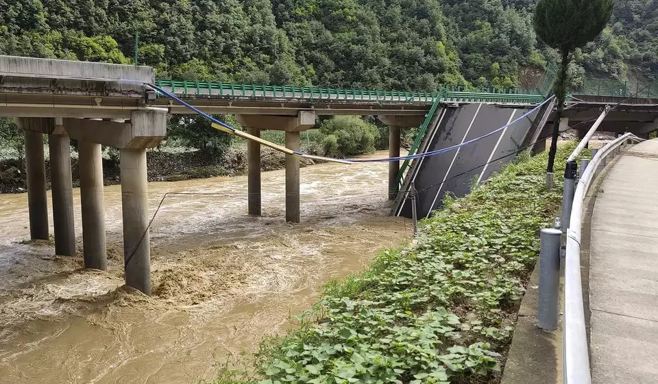 Jembatan Tol di Cina Ambruk, 11 Orang Tewas