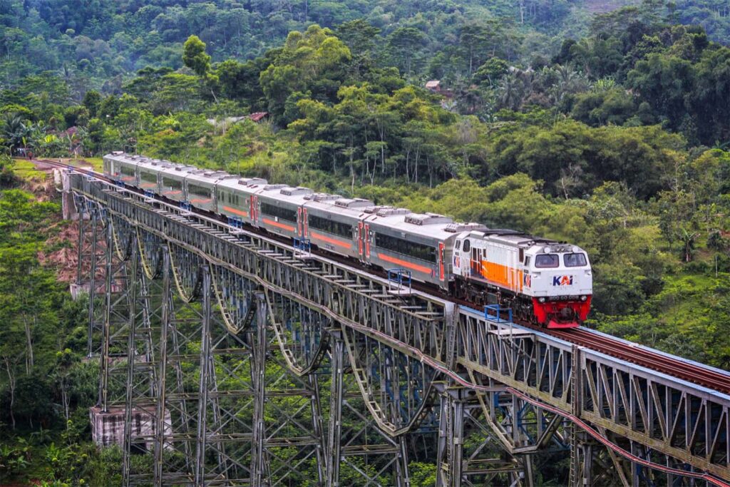 Indonesia Pesan Delapan Rangkaian Kereta dari Cina