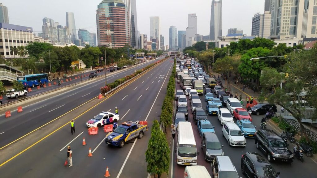 Demonstrasi di Depan Gedung DPR, Tol Dalam Kota Lumpuh