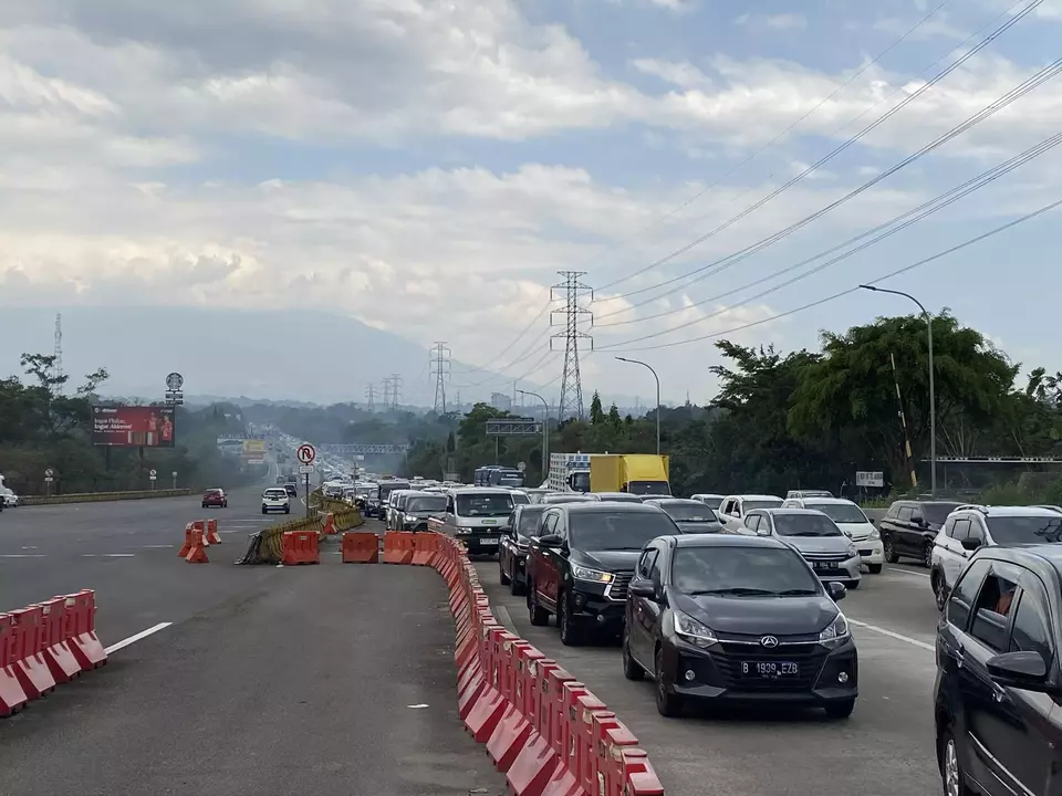 Arus Balik Libur Panjang, Antrian Kendaraan Capai 5 Km