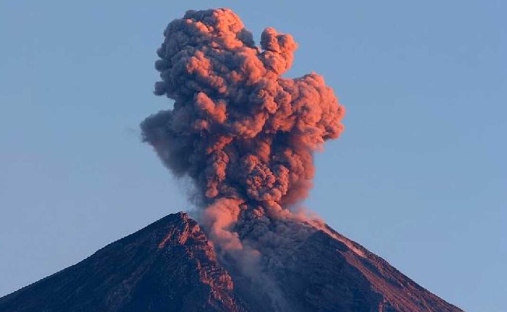 Gunung Semeru Erupsi 9 Kali Pada Jumat Pagi