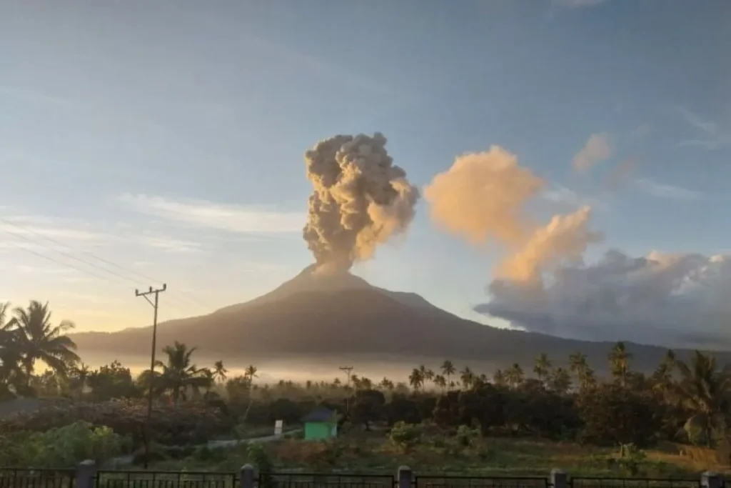 Gunung Lewotobi Laki Laki Kembali Erupsi Setinggi 700 Meter