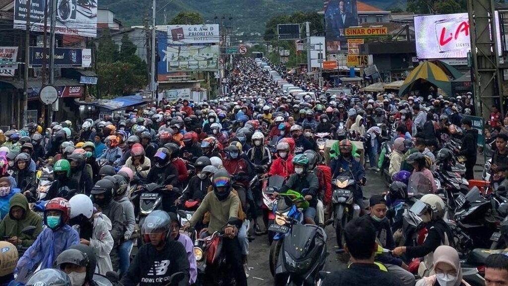 Macet “Horor” di Puncak Berlanjut, Satu Wisatawan Meninggal Dunia